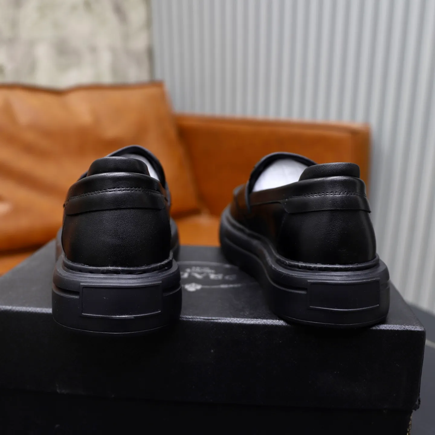 Ex-factory price: 500💰🙅‍♂️🙅‍♂️🙅‍♂️ Brand: PRADA Standard code: Men's code 38-44 (45 can be customized) Grade: Same style as the official website Original order quality Material: Original cowhide surface Comfortable lining Original outsole Style category: Men's fashionable casual leather shoes Distinguished big-name luxury elements Top luxury Color: Color of the actual picture